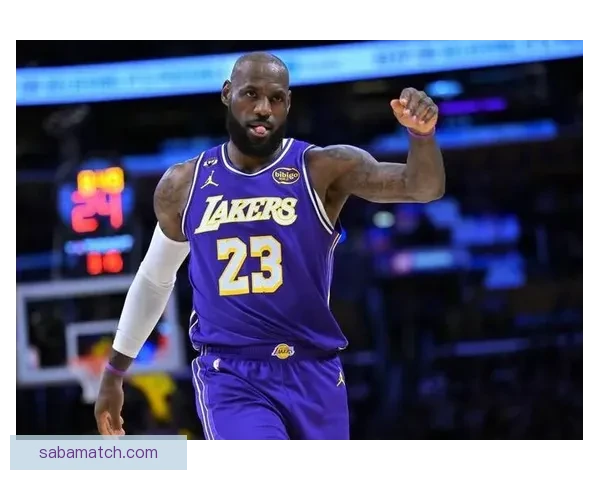 詹姆斯本赛季85次扣篮超前两年 获盛赞：退役前应拿五千万年薪