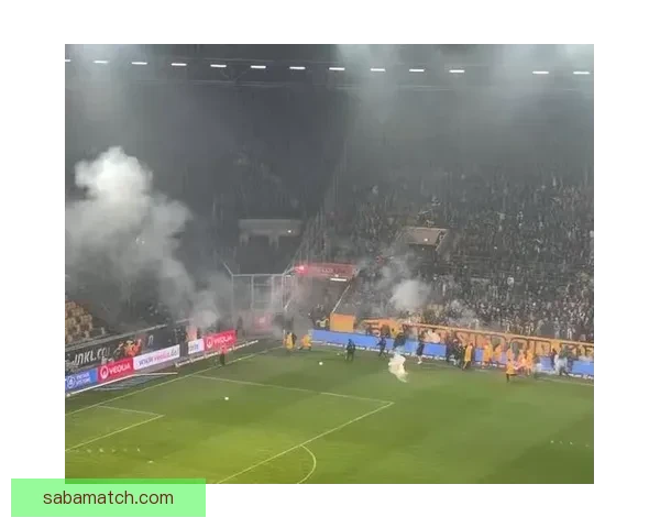 德累斯顿与赫塔球迷互掷烟火引发冲突 比赛中断20分钟局势紧张 德累斯顿与赫塔球迷互掷烟火引发冲突 比赛中断20分钟局势紧张